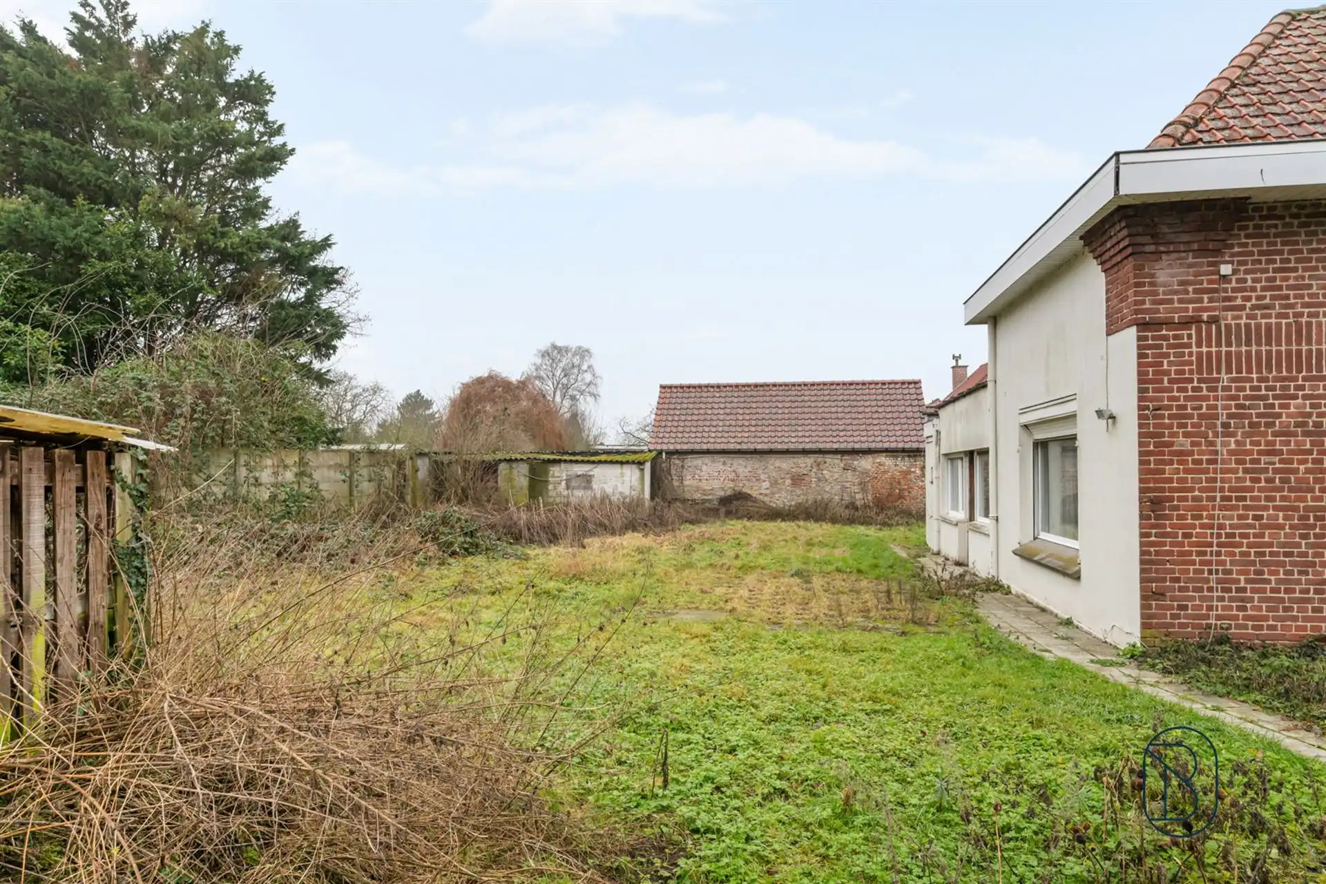 Charmante te renoveren woning, met mooie tuin. foto 19