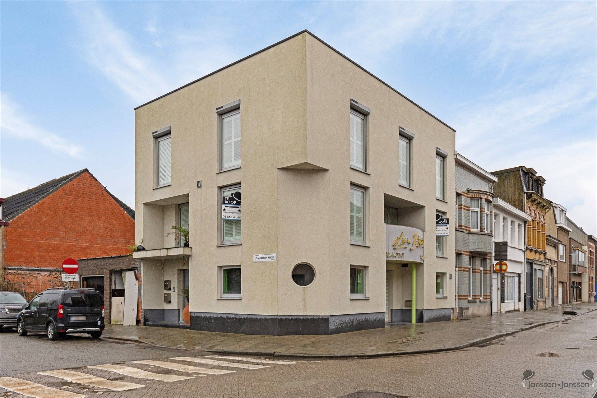 Gerenoveerd Handelspand van 110m² op strategische locatie.  foto {{pictureIndex}}