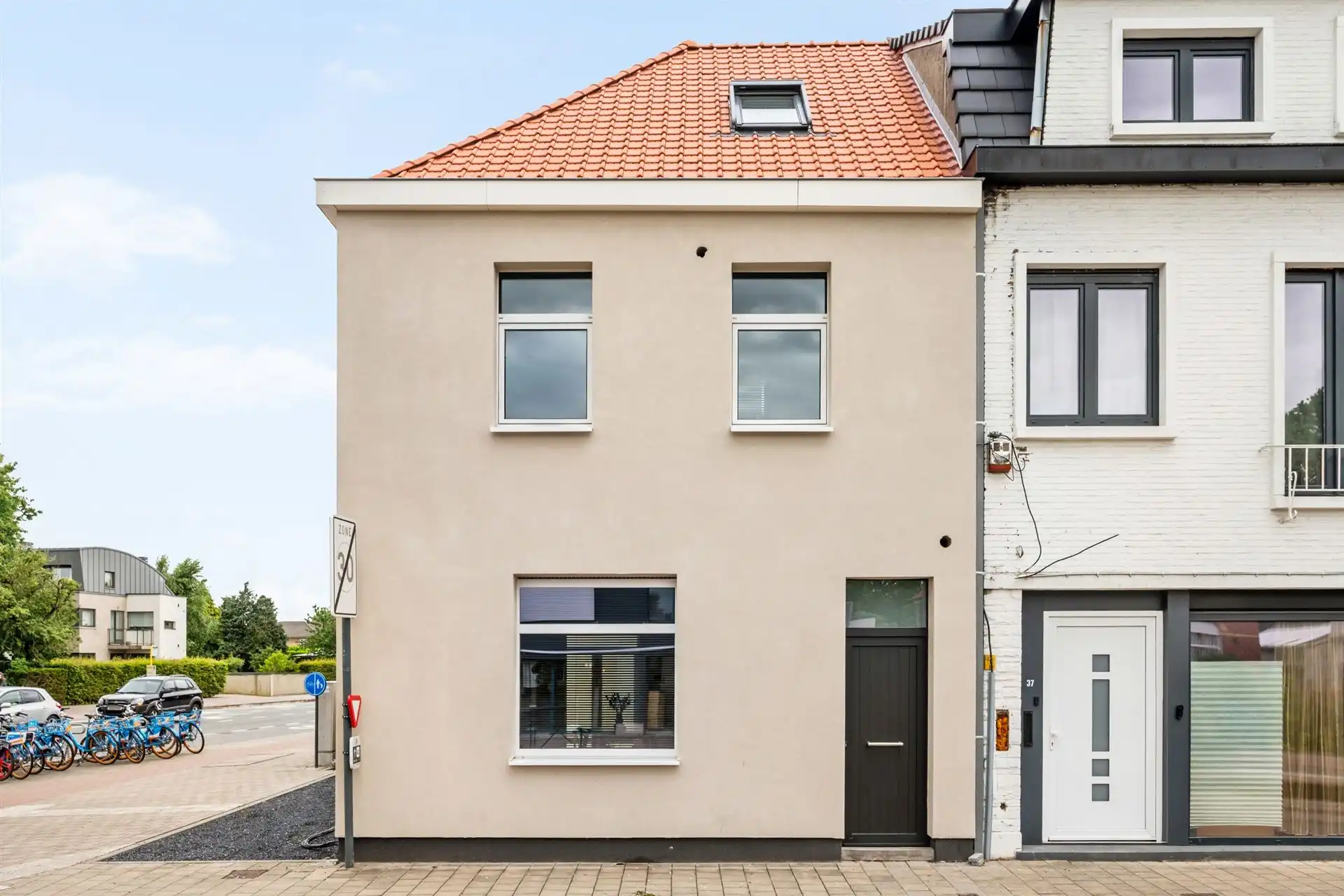Kwalitatief gerenoveerde woning met 3 slk en leuk terras! foto 13