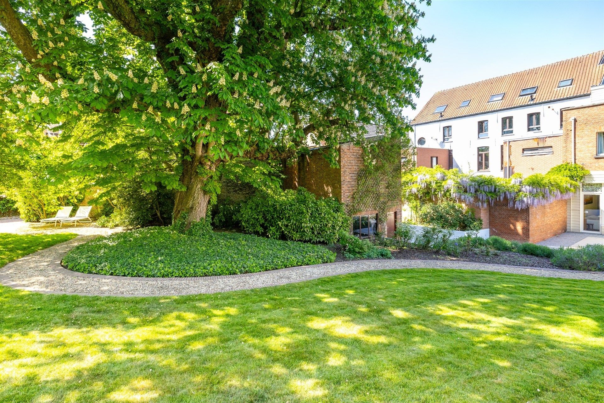 Exclusief herenhuis in neoclassicistische stijl met prachtige tuin foto 35