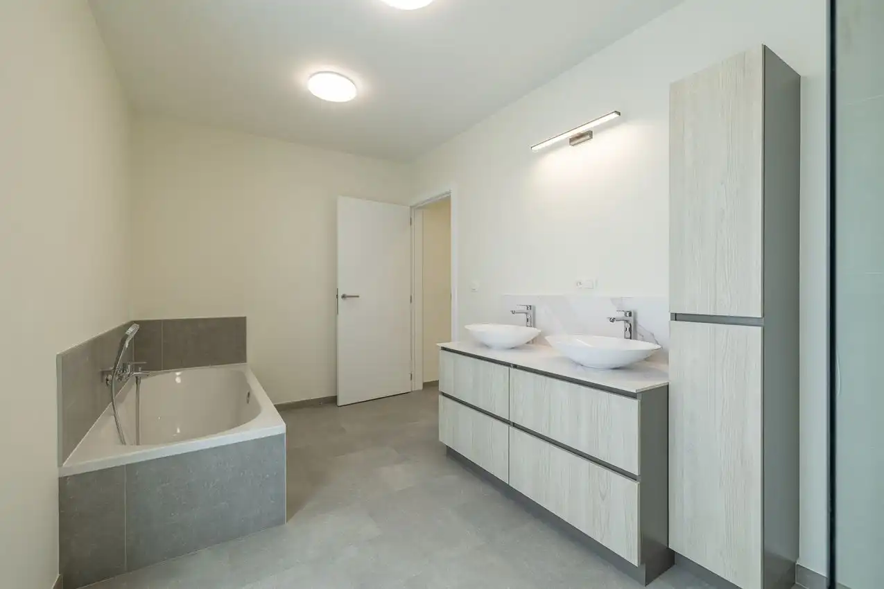 Nieuwbouwwoning, gunstig gelegen, 3 slpk, tuin, carport foto 22