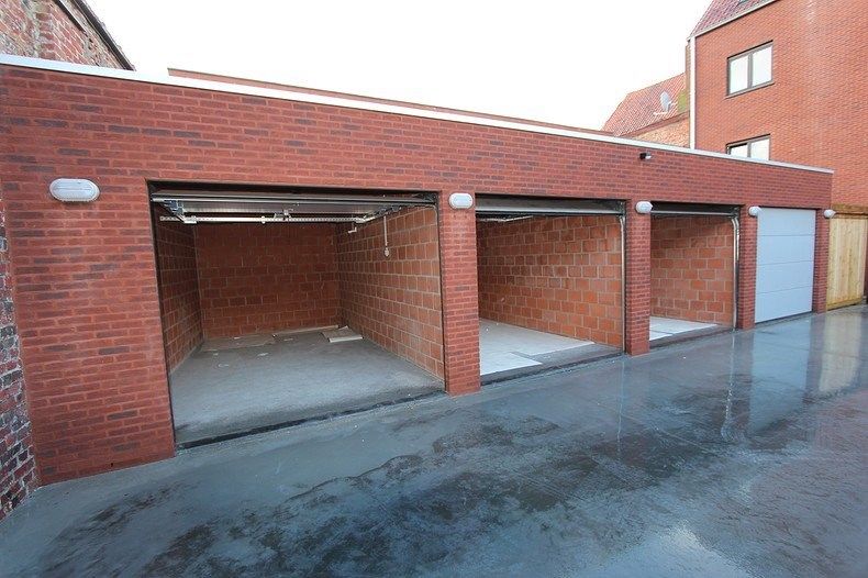 Afzonderlijke gemetste garage te huur centrum Roeselare  foto {{pictureIndex}}
