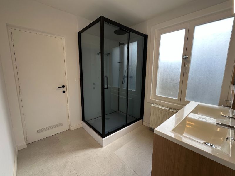 Recent gerenoveerde woning met ruime garage foto 15