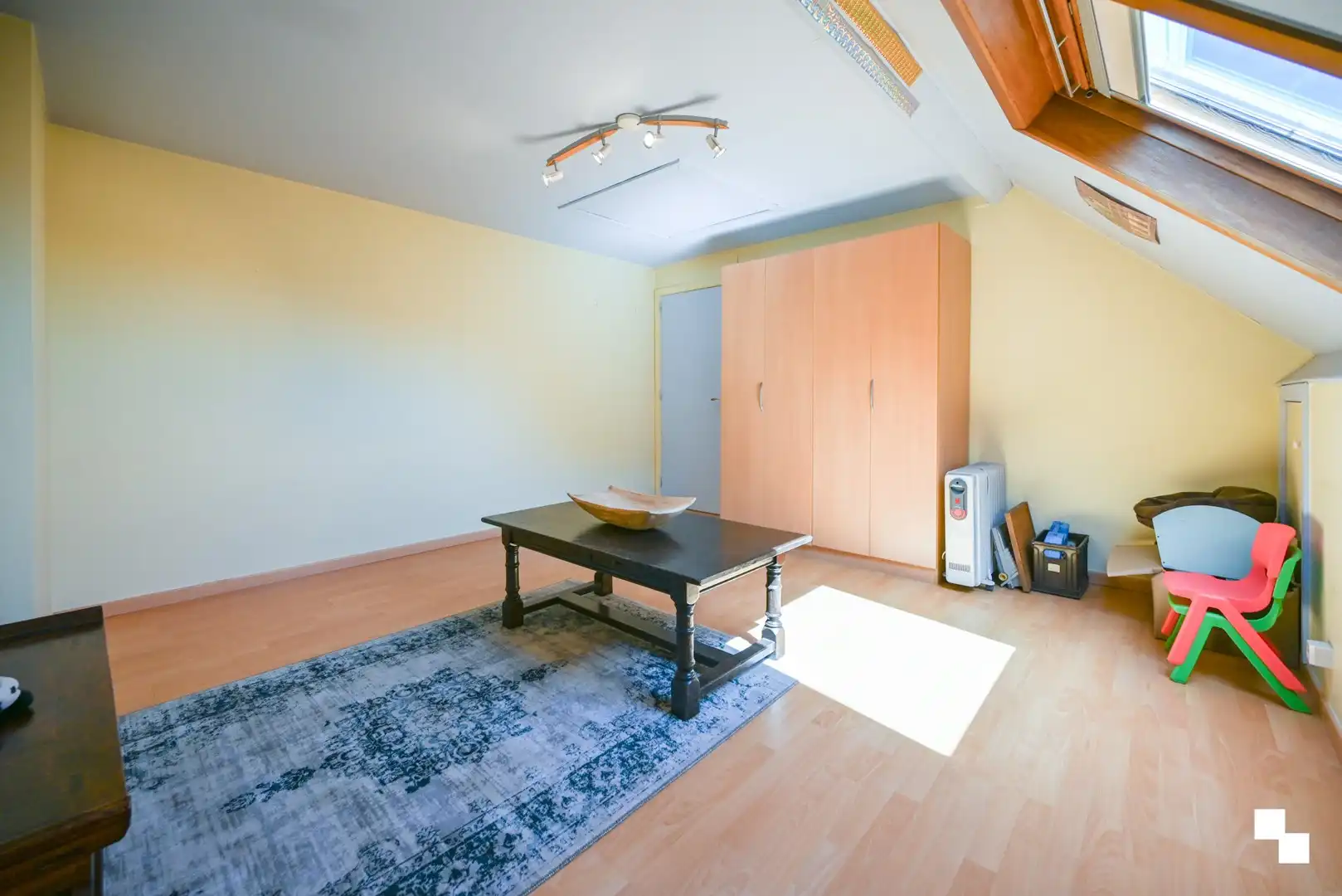 Ruime gezinswoning met vier slaapkamers, garages en extra naastliggend perceel foto 26
