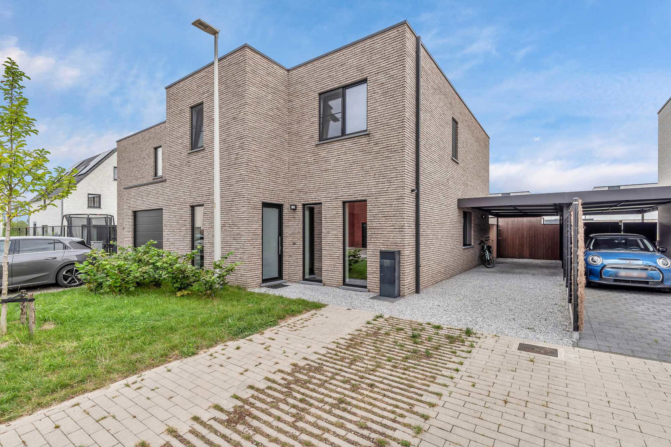 Moderne Halfopen nieuwbouwwoning foto {{pictureIndex}}