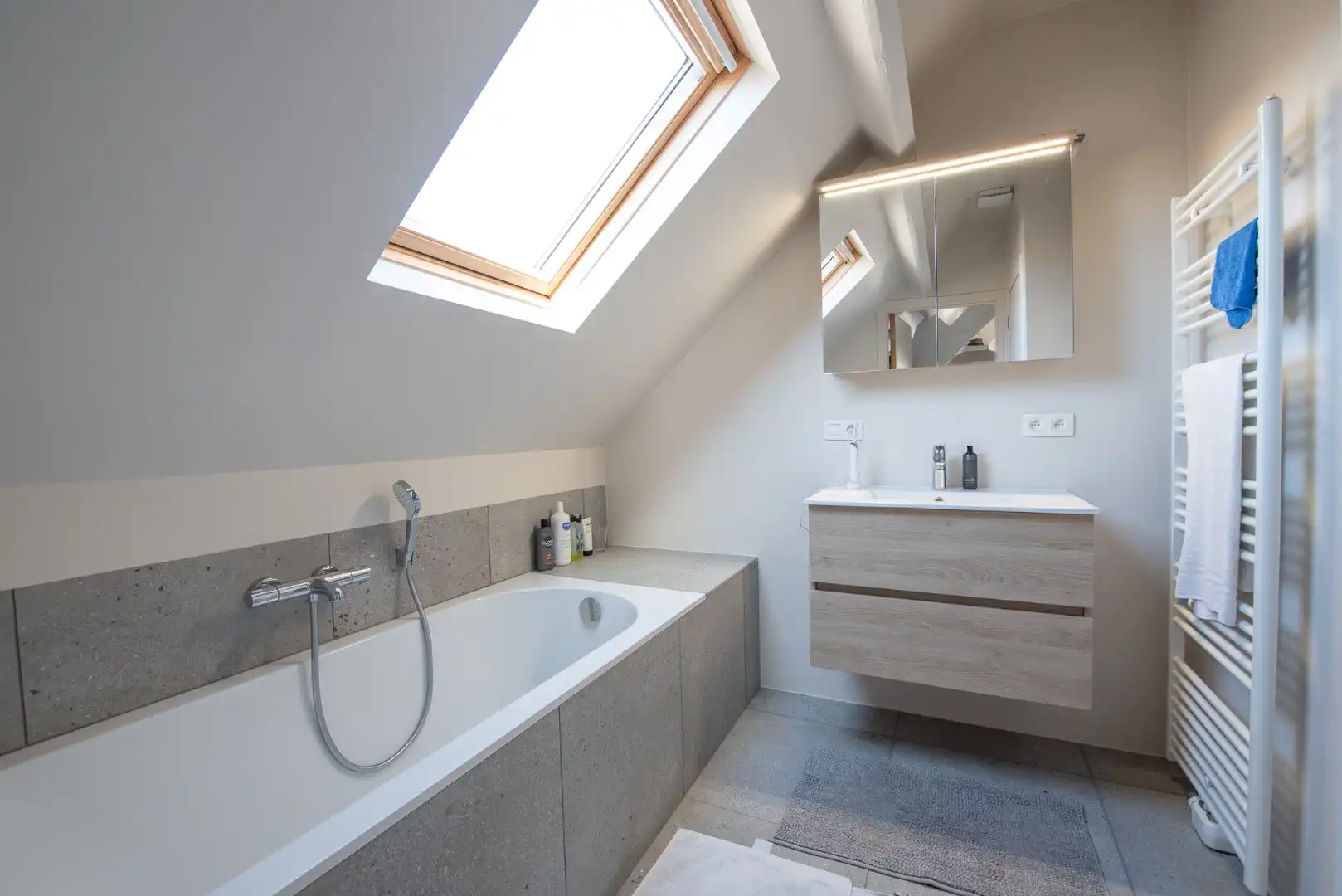 Te koop: gezellig dakappartement met ruim zonneterras in het hart van Waregem! foto 5