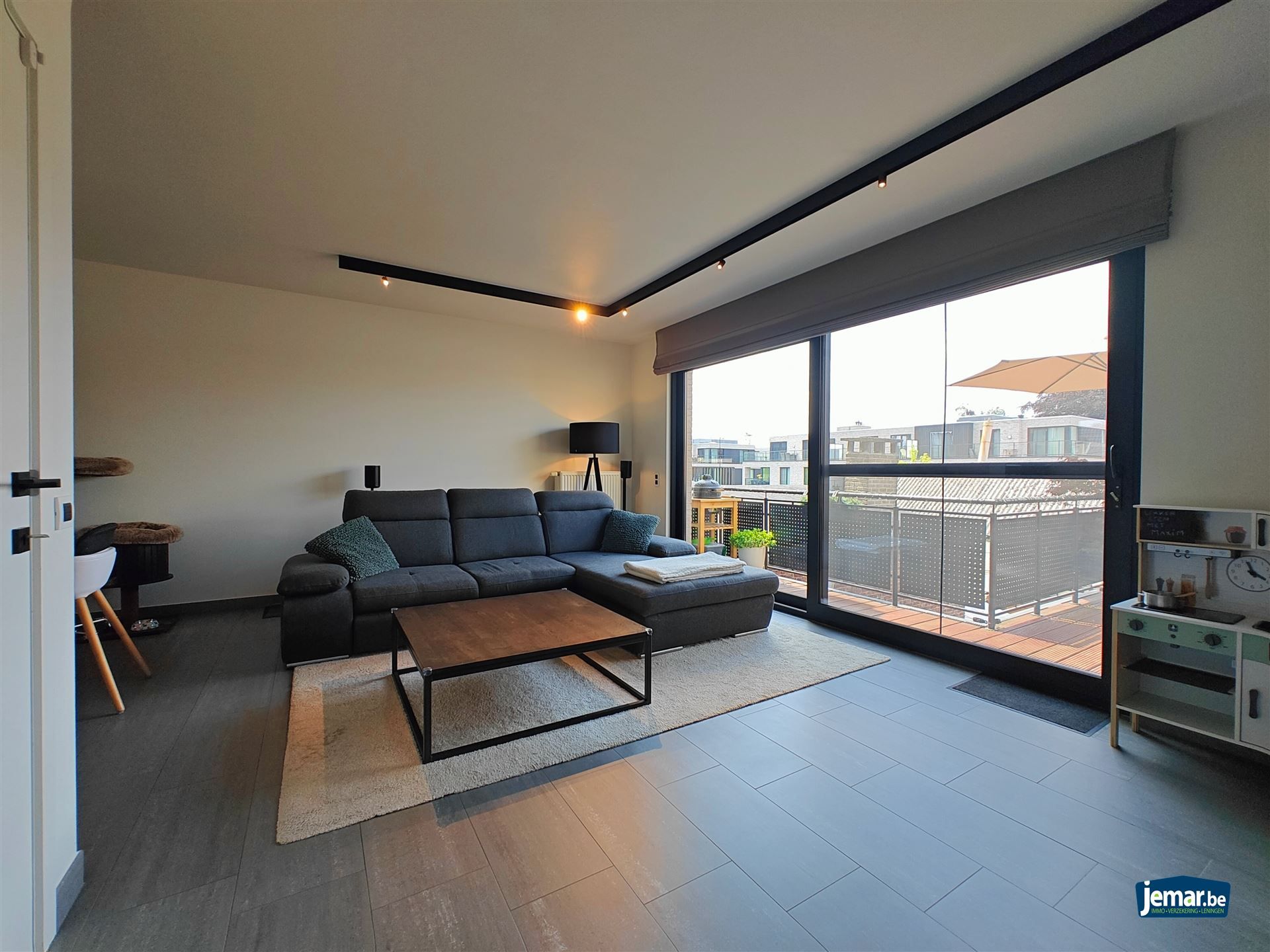 Instapklaar triplex appartement met 2 slaapkamers een zeer grote garage en een carport  foto 5