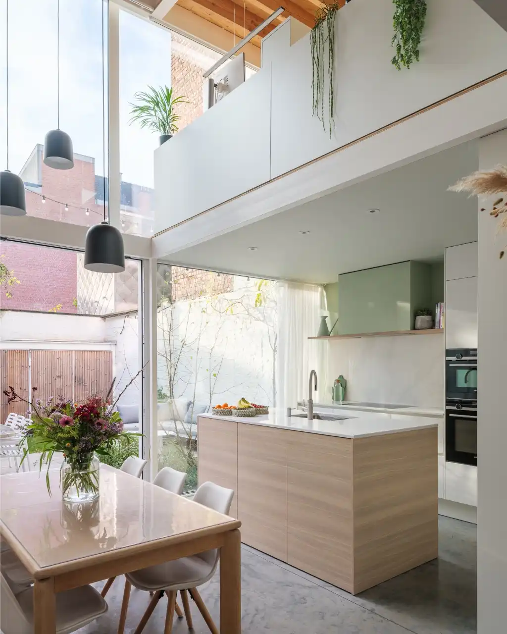 Prachtig gerenoveerde (Volt Architecten) interbellumwoning met vier slaapkamers, twee badkamers en zonnige stadstuin nabij de Bijloke. foto 2