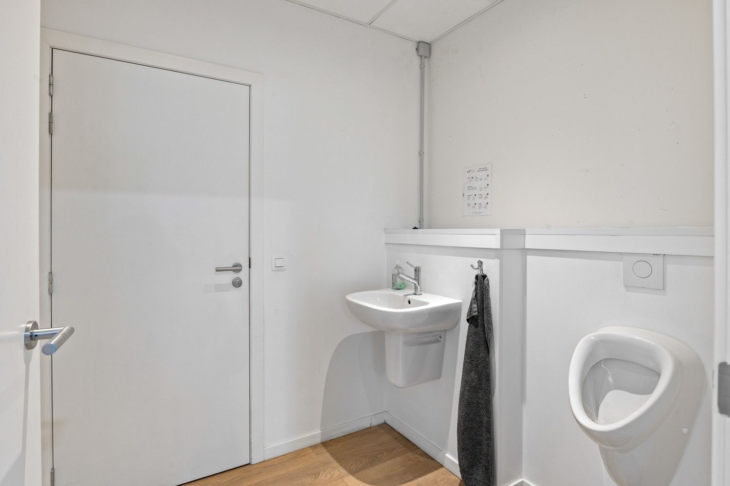 Functioneel magazijn met kantoorruimte en parkeergelegenheid op toplocatie! foto 15