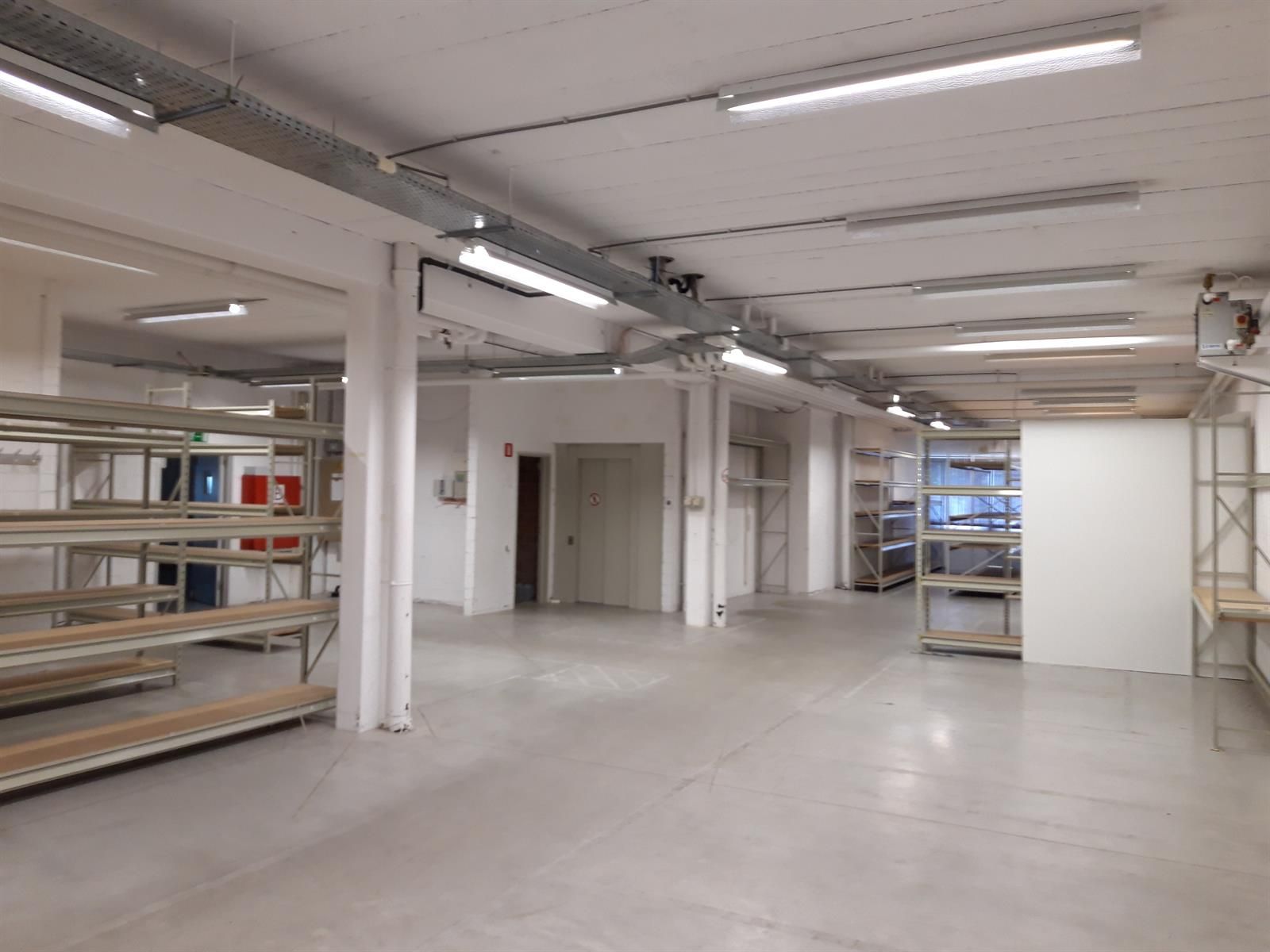 Magazijn, kantoren en toonzaal te huur in Aartselaar foto 26
