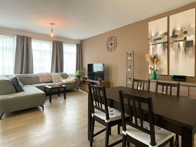 Mooi appartement aan het kerkplein van Melsele met twee slaapkamers en terras foto 2
