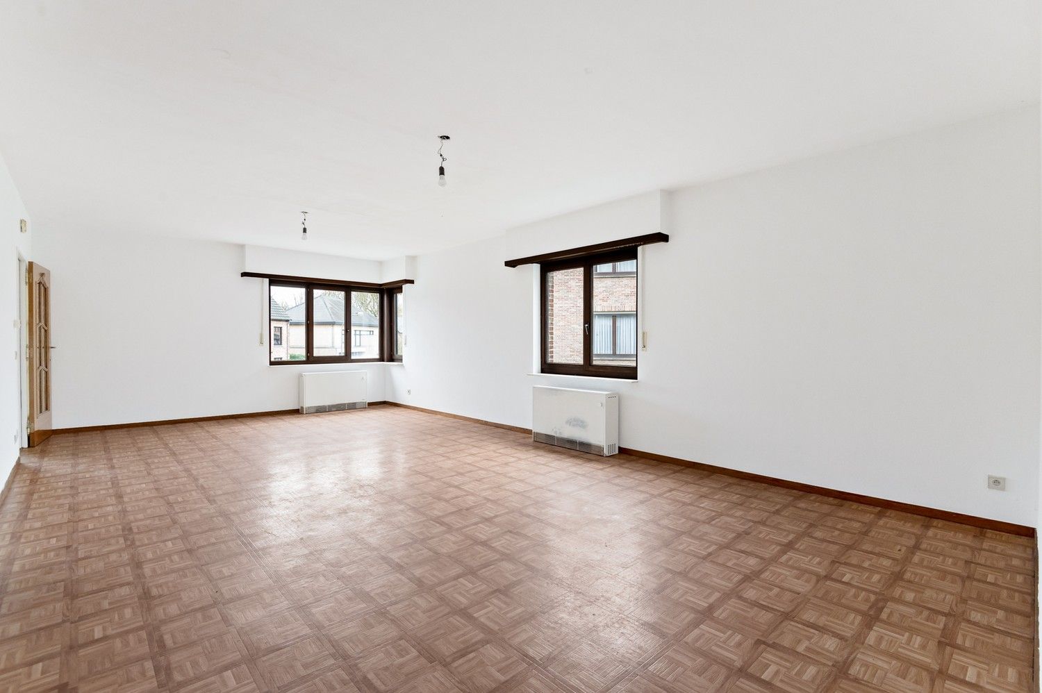 Te renoveren appartement met 3 slaapkamers en groot terras! foto 2