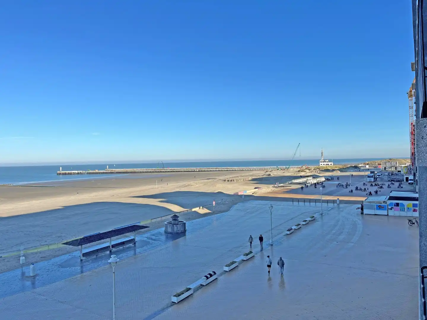 Gerenoveerd  twee slaapkamer appartement met frontaal zeezicht én centrale ligging foto {{pictureIndex}}