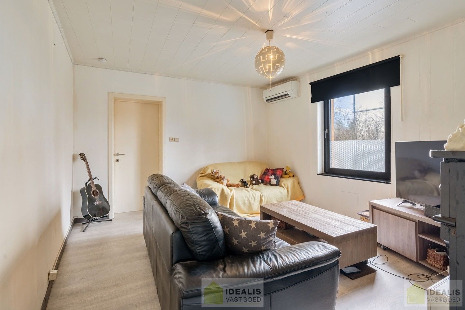 IDEALIS VASTGOED – CHARMANTE EENGEZINSWONING TE WIJCHMAAL, PEER! Deze woning omvat ca. 102m² bewoonbare oppervlakte op een perceel van 2a24ca met op het gelijkvloers inkomhal, bureau, woonkamer, keuken, toilet en berging. Op de verdieping 2 slaapkamers, dressing (mogelijkheid tot 3de slaapkamer in dressing) en badkamer. Uiterst geschikt voor kandidaten op zoek naar een betaalbare woning. foto 5