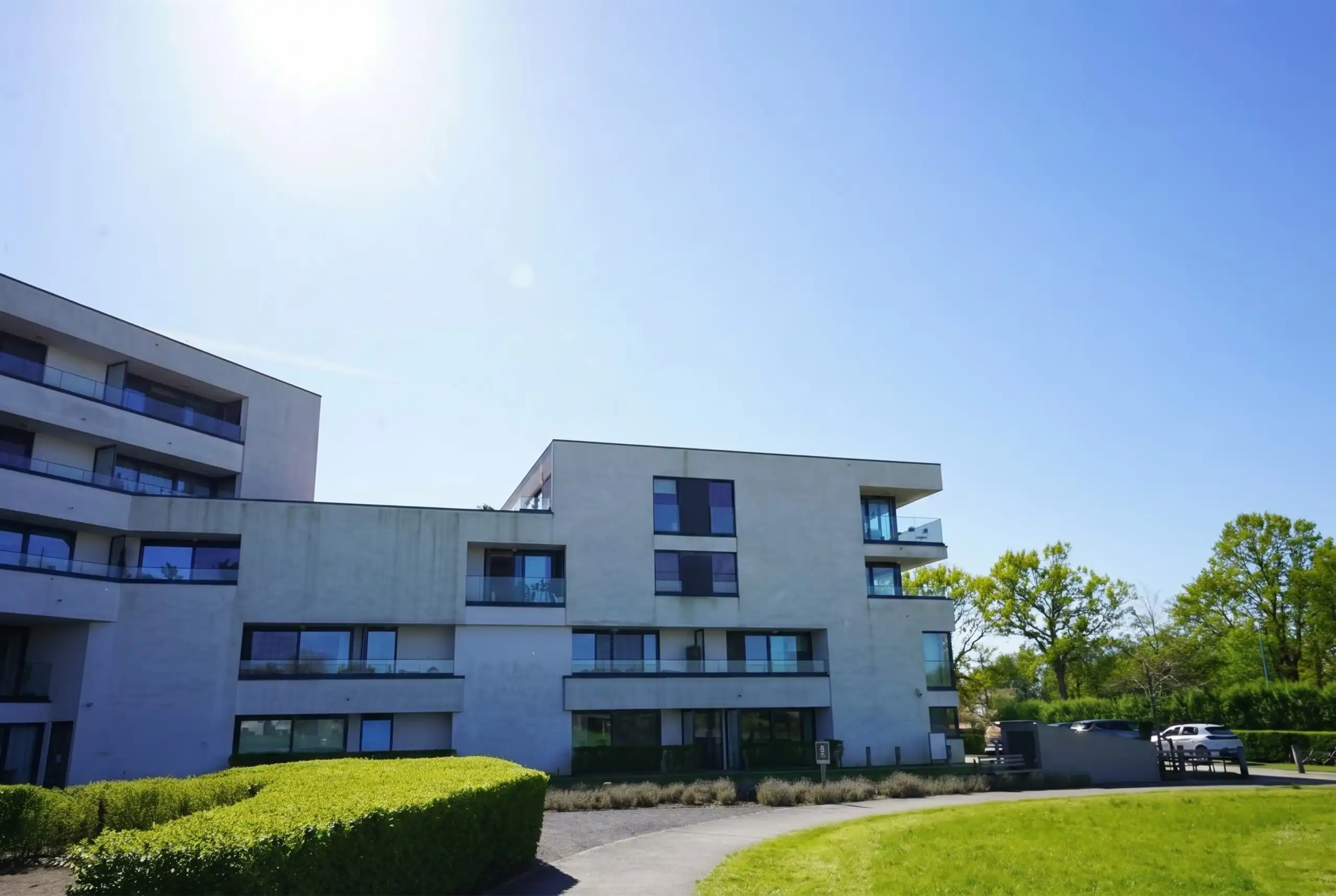 Onweerstaanbare serviceflat met grote staanplaats en terras! foto 24