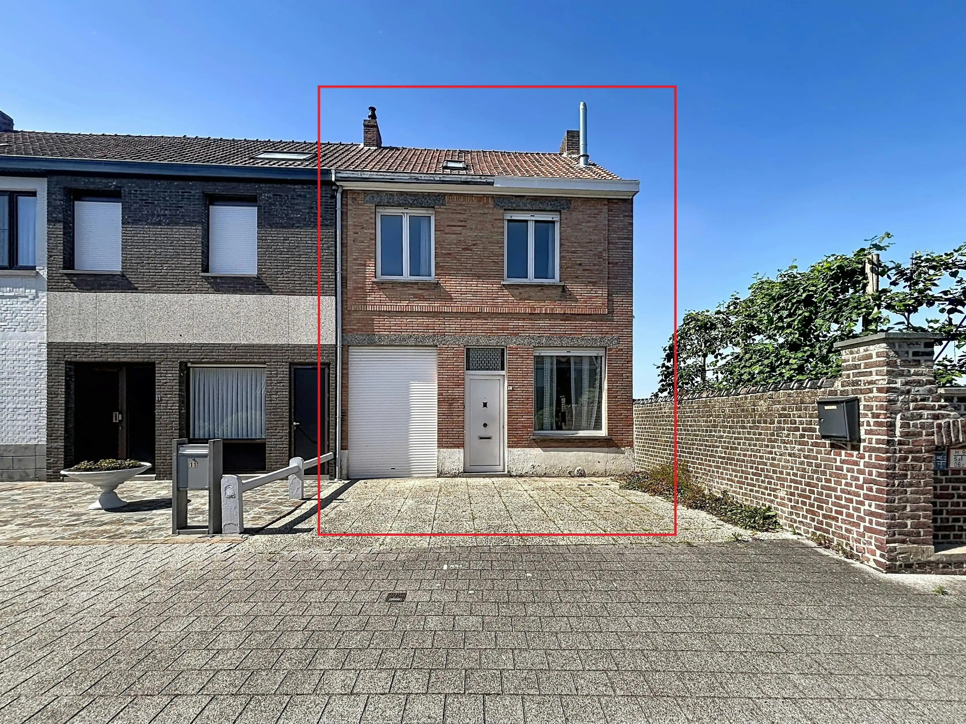 Hoofdfoto van de publicatie: Te renoveren halfopen bebouwing op een rustige locatie in centrum Ruiselede