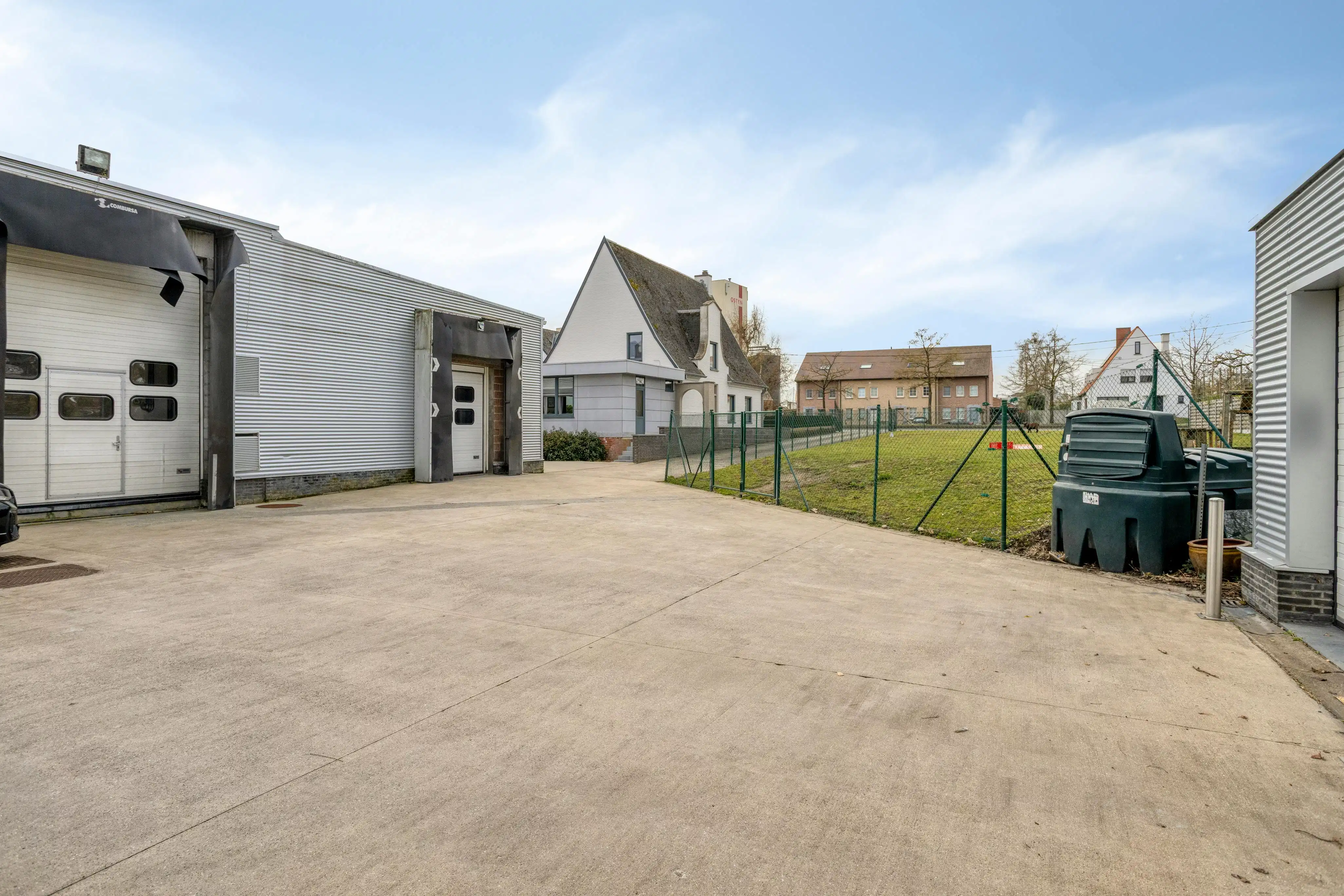 Ruime eigendom met woning, loods en extra bouwgrond foto 24