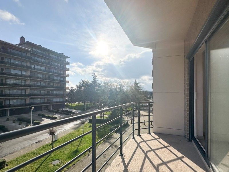 Centraal gelegen appartement met drie slaapkamers en garage foto 6