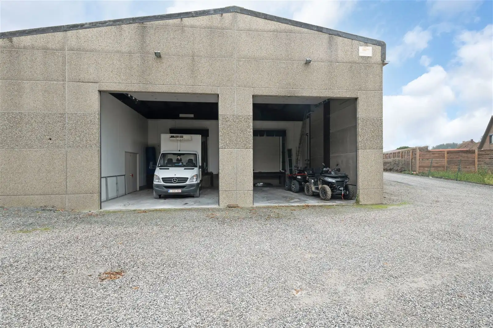 Industrieel gebouw + villa foto 2