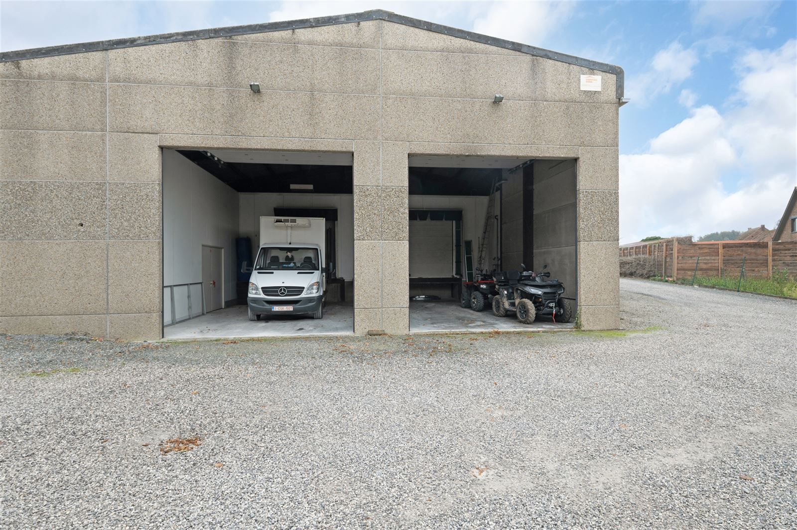 Industrieel gebouw + villa foto 2