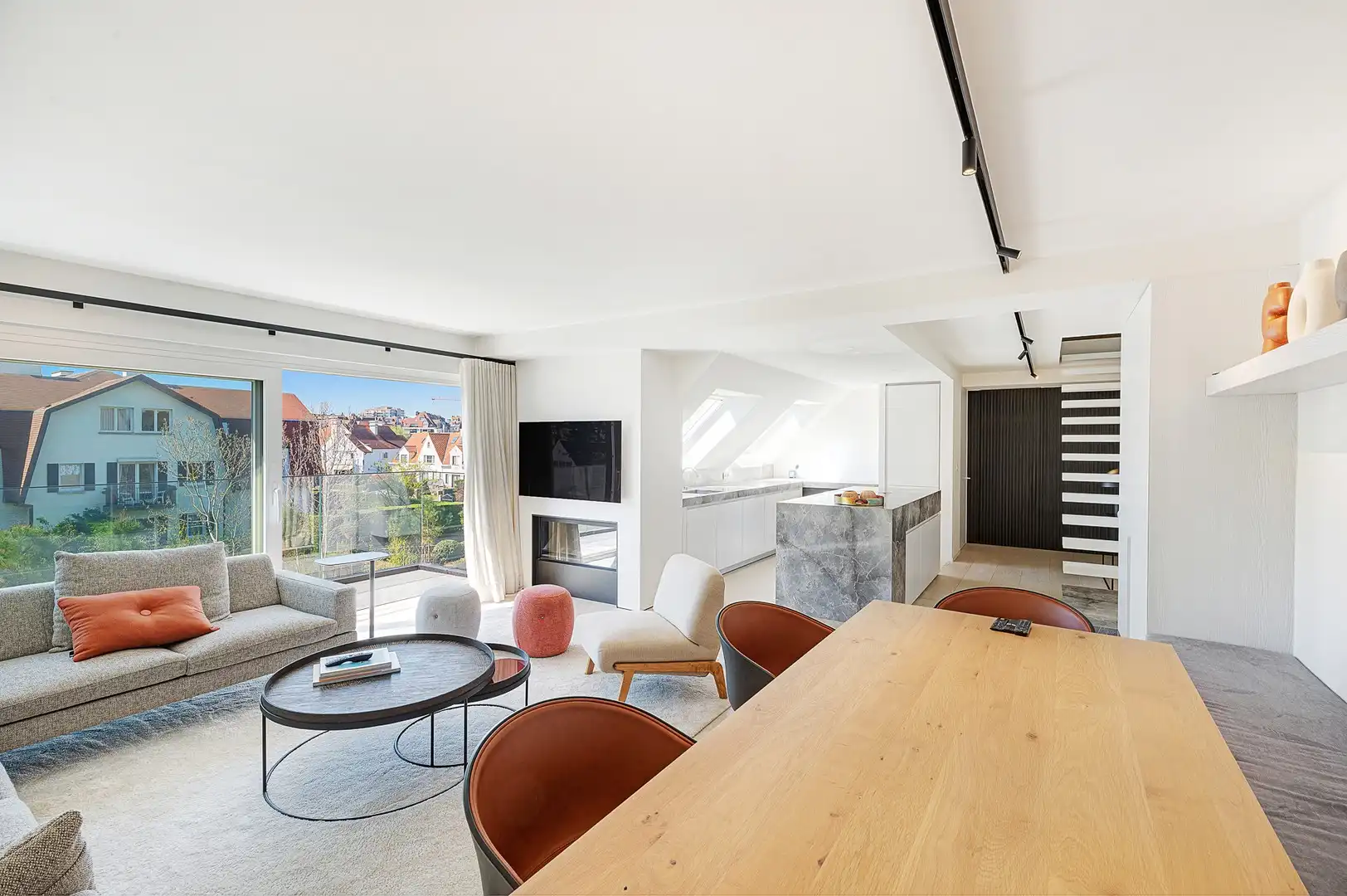 Zonnig gerenoveerd appartement met zuidwest gericht terras en open zicht op wandelafstand van het strand in hartje Zoute. foto 2