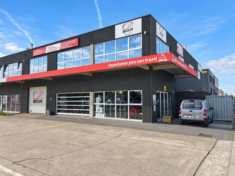 Uitstekend KMO-gebouw met Magazijn, Kantoren, en Parkeerfaciliteiten foto 2