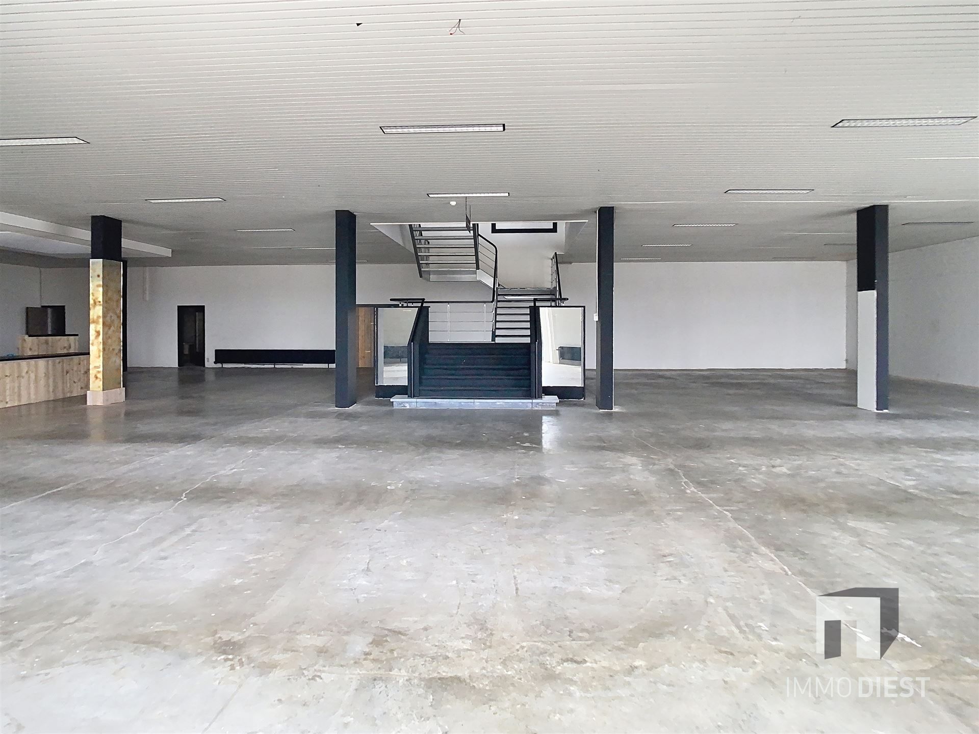Handelspand van 1181m2 met ruime parking langs verbindingsweg foto 4