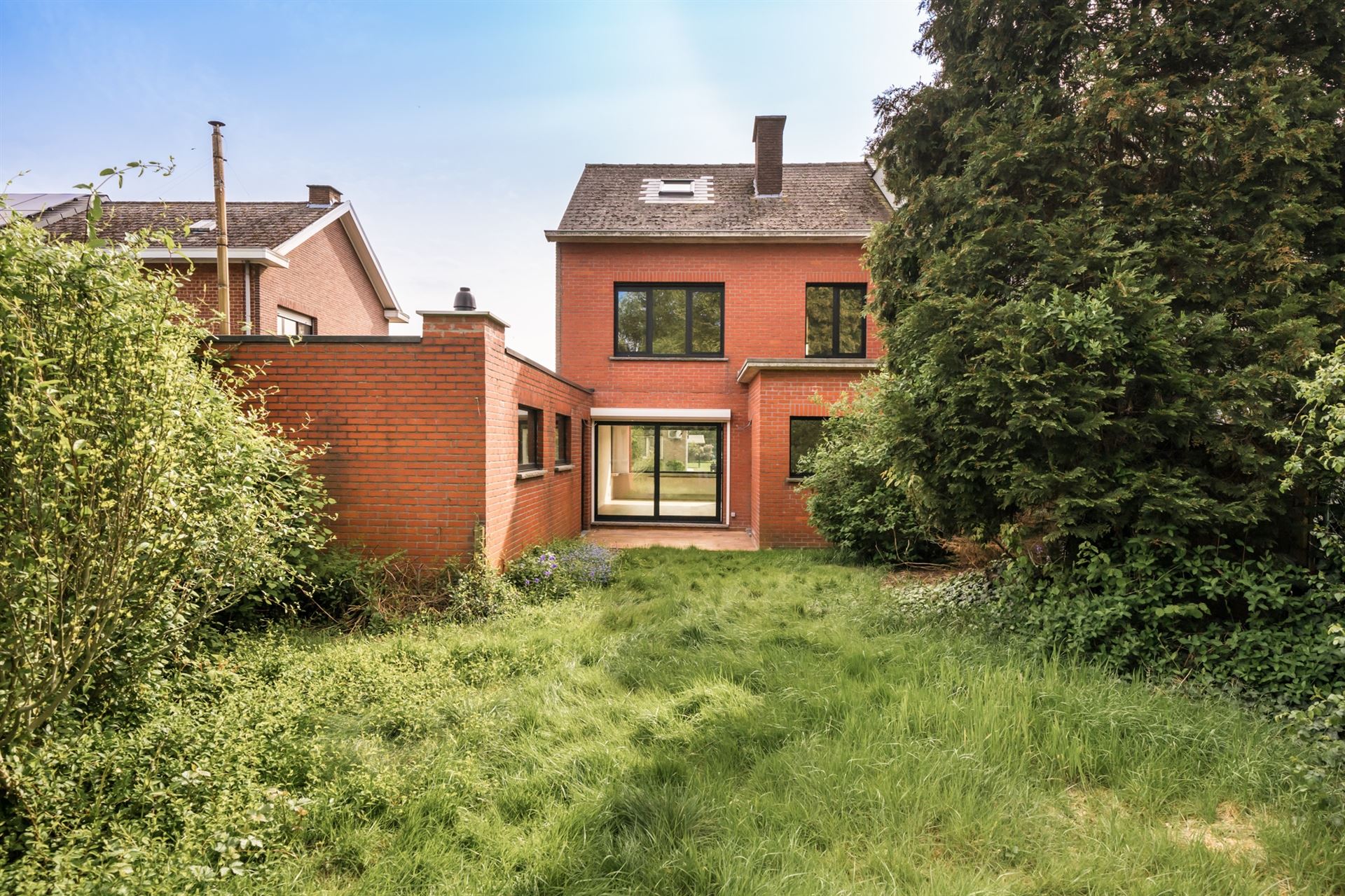 Ruime, volledig gerenoveerde woning met tuin en garage foto 2