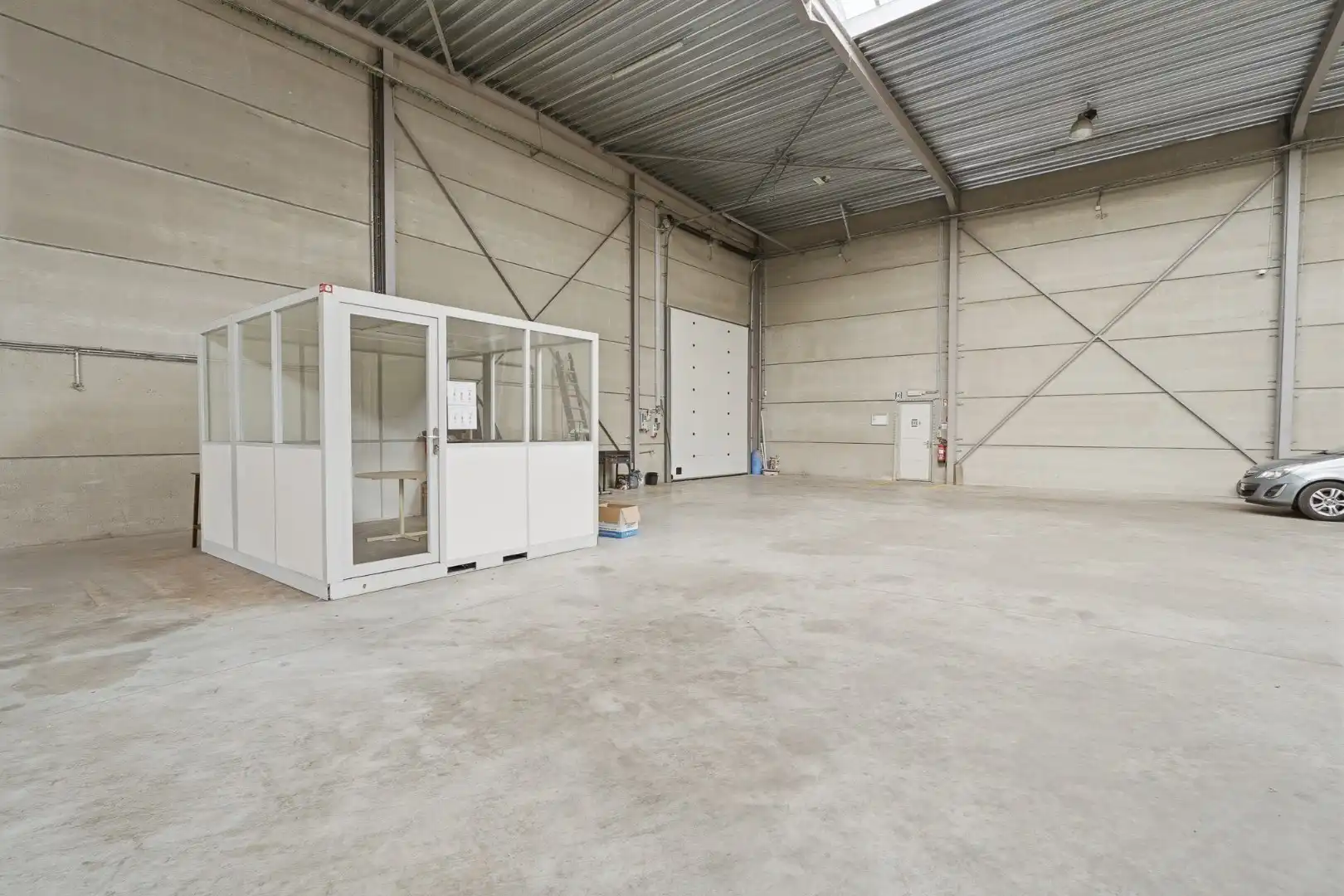 Bedrijfswoning met ruime loods van ca. 1.530 m² in de ambachtelijke zone van Eernegem foto 7