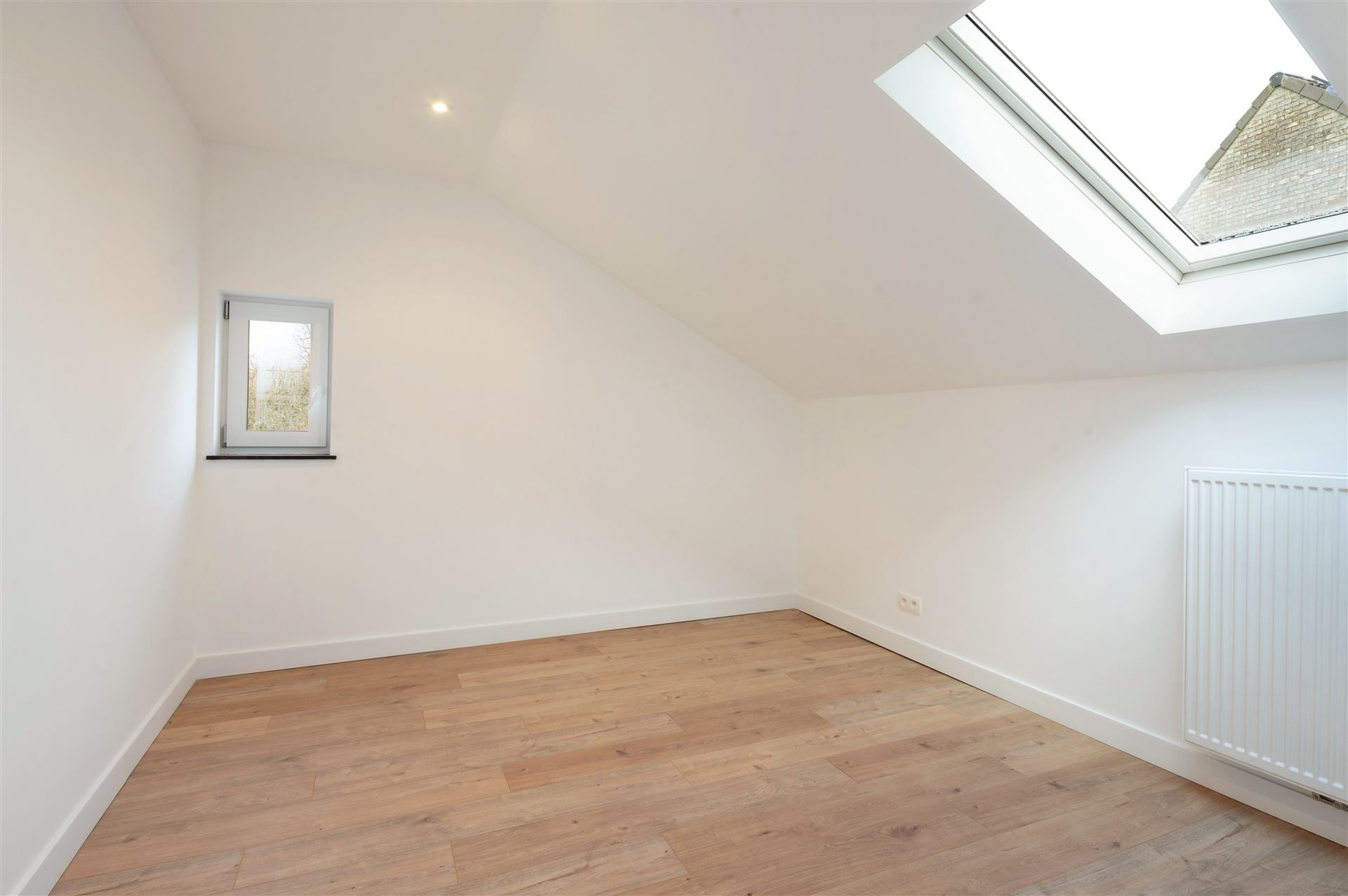 Volledig geroveerde, instapklare gezinswoning foto 12