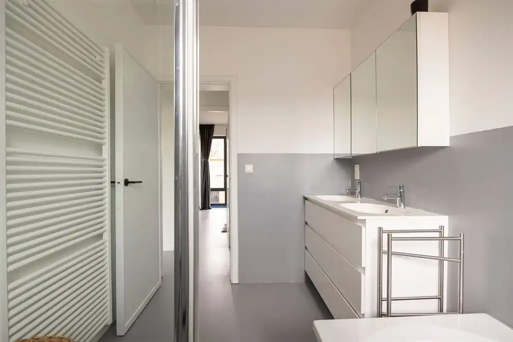 Woning met garage en tuin in rustige woonwijk foto 17