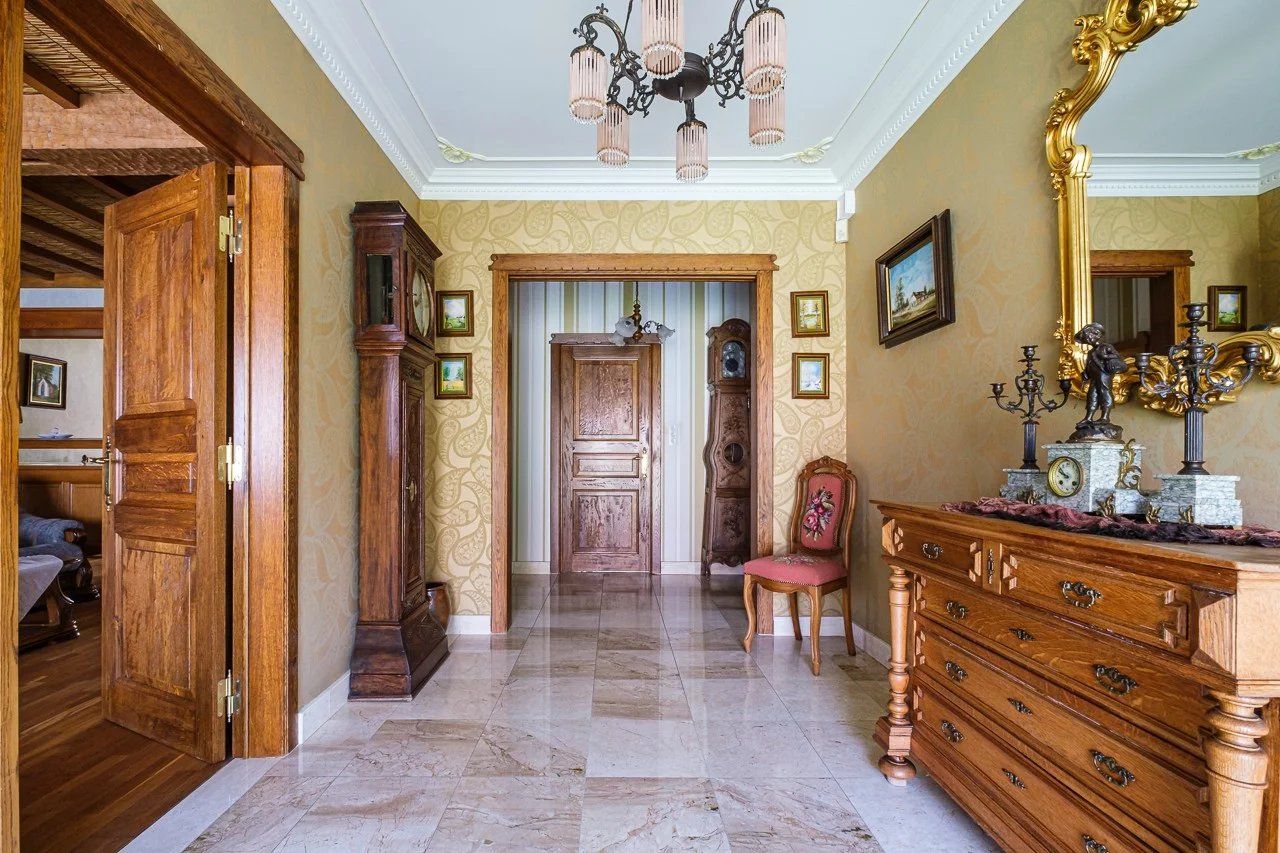 Ruime, op te knappen villa met handelsruimte foto 3