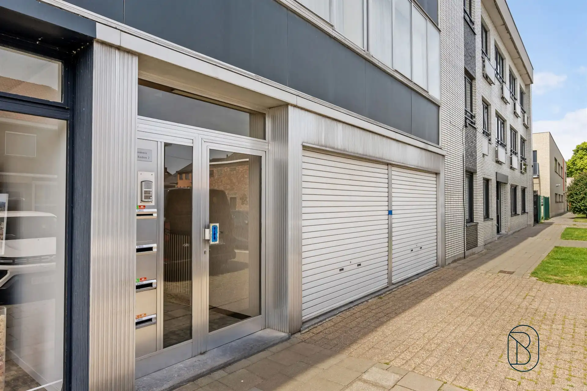 Topgelegen opbrengsteigendom: 4 app, 2 garages en handelsgv. foto 3