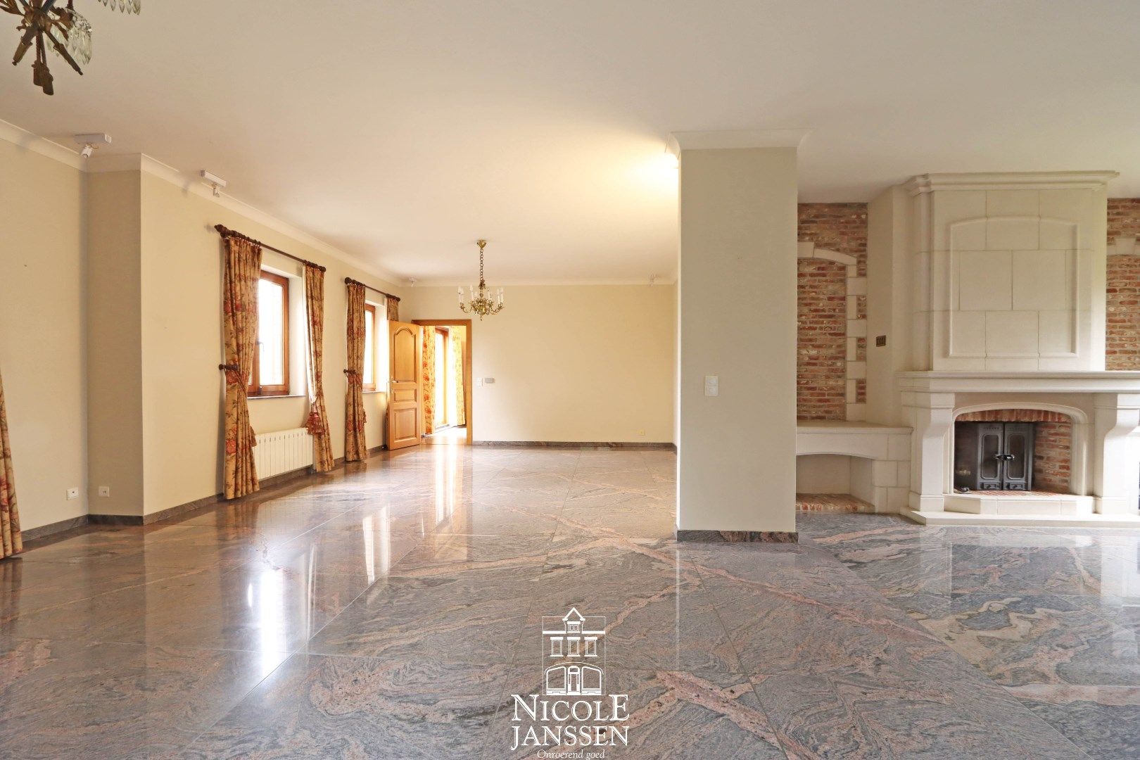 Ruim ingedeelde villa met 7 slaapkamers, dubbele garage en volledig omheinde tuin  foto 10