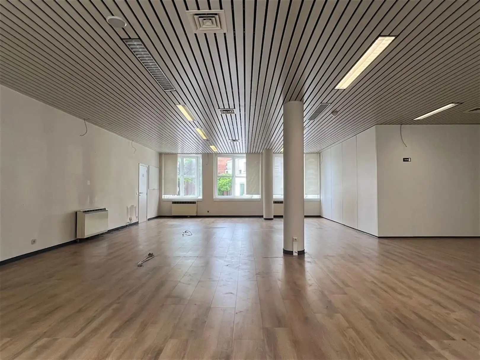 Kantoorgebouw gelegen aan de E19, A12 en E17 foto 2