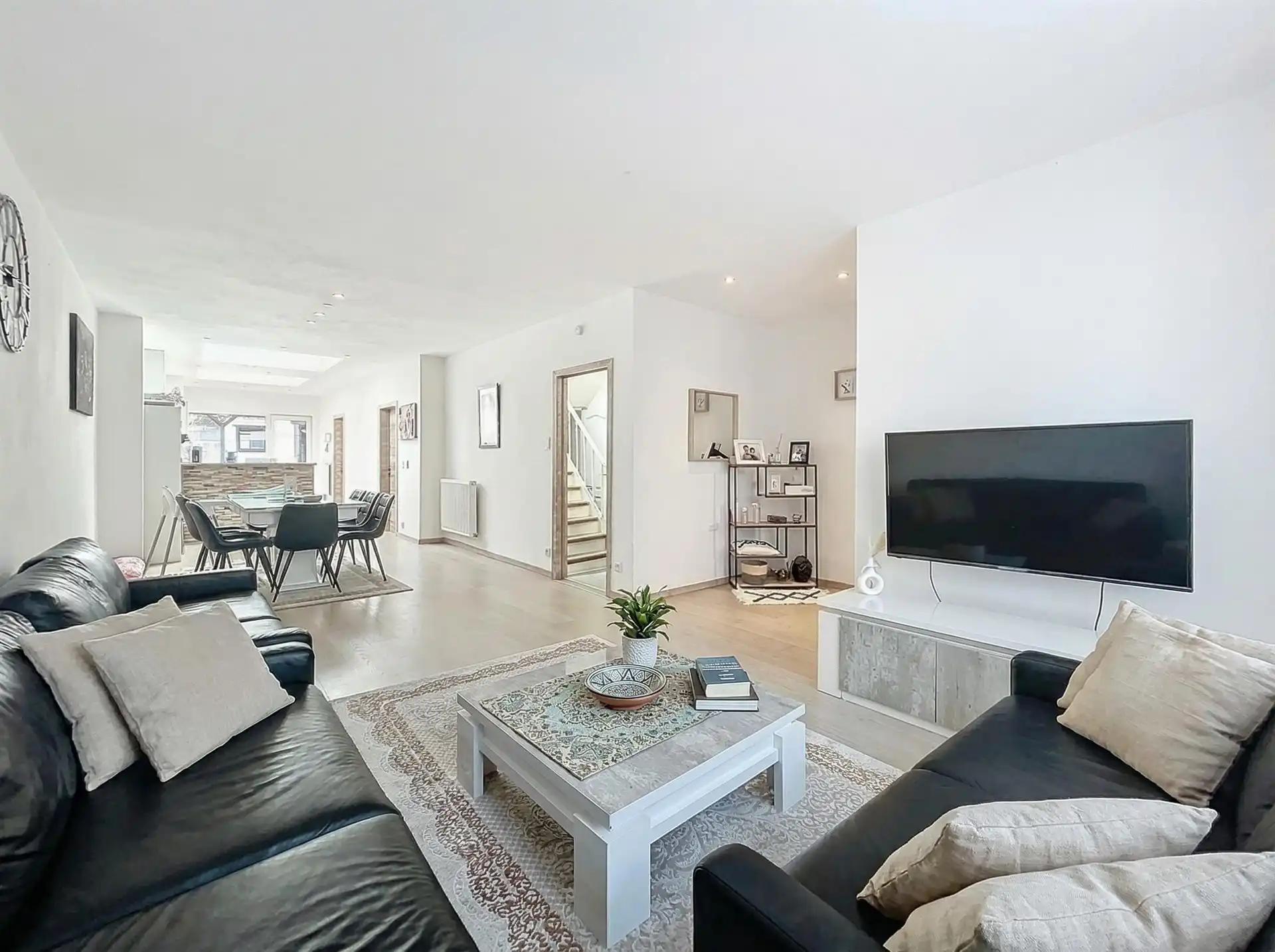 instapklare gezinswoning met 5 slaapkamers en afgesloten tuin op toplocatie foto {{pictureIndex}}