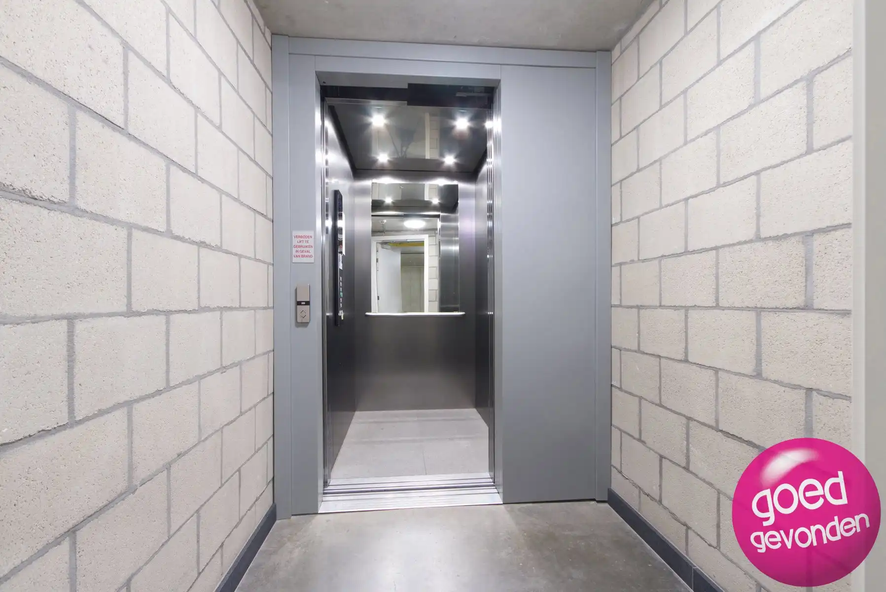 ONDERGRONDSE PARKEERPLAATS - CENTRUM - VEILIG - AUTOLIFT foto 14