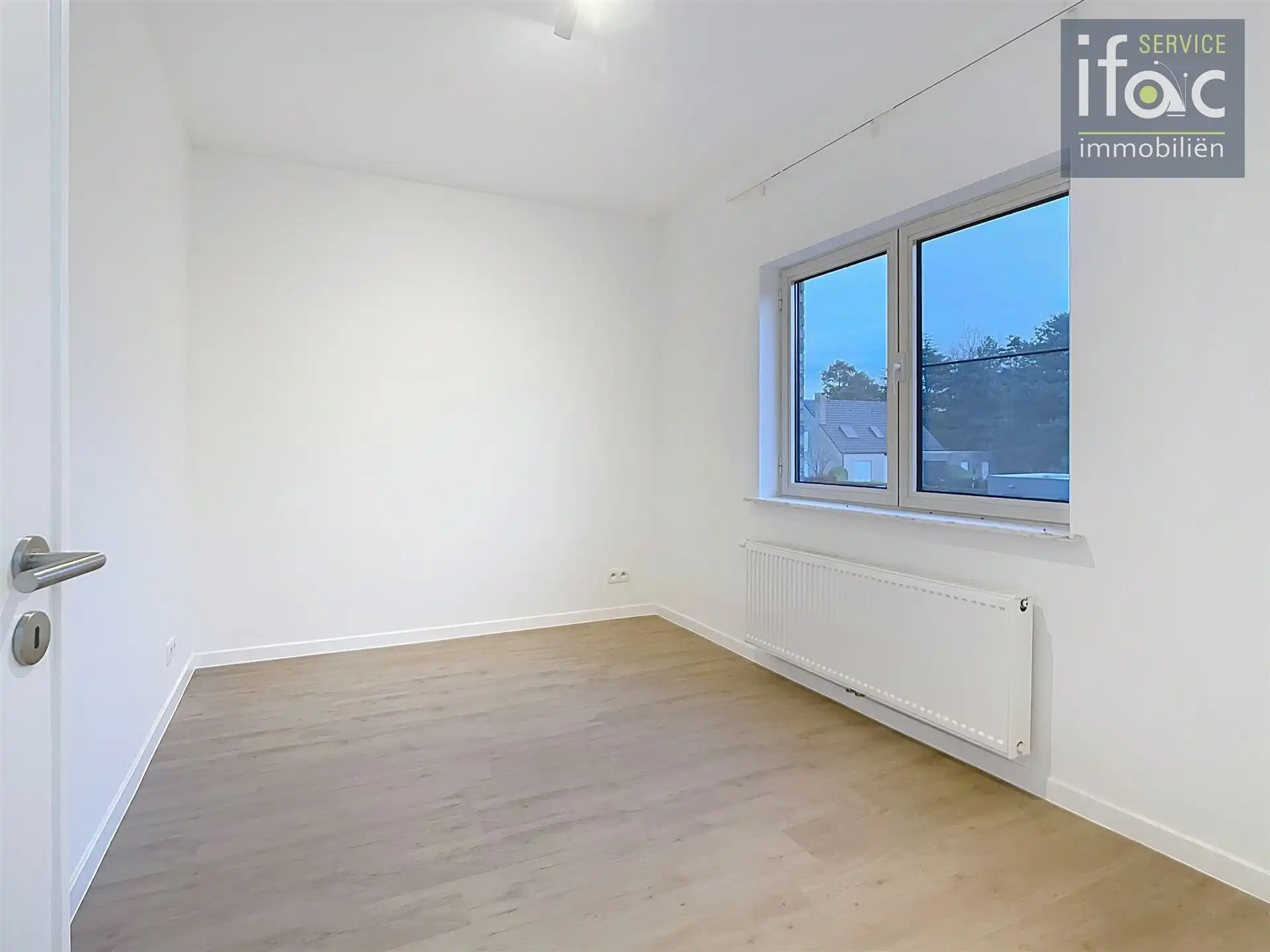 Volledig gerenoveerde woning met tuin, parking, 3slpks, badk foto 13