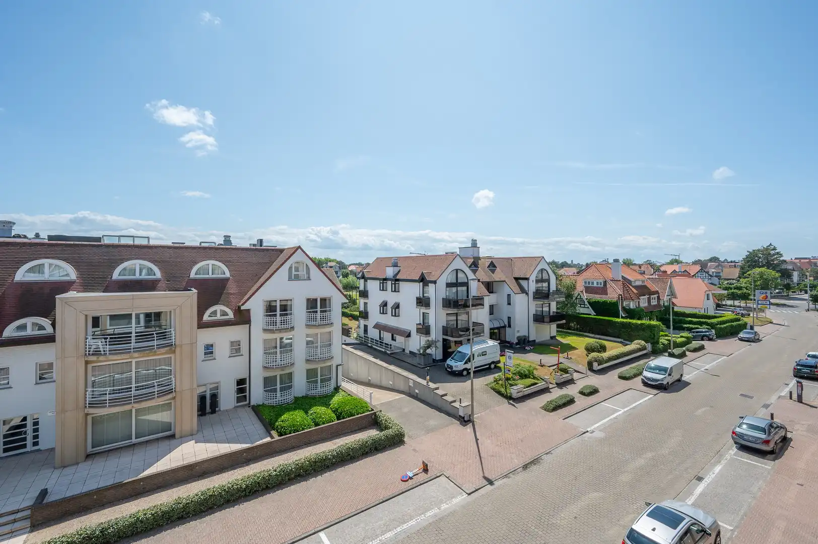 Prachtig gerenoveerd appartement met mooie zichten op een toplocatie vlakbij de winkels en het strand. foto 4
