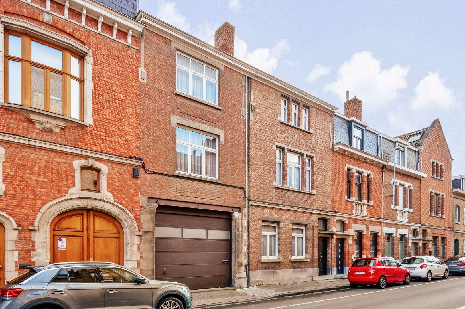 Hoofdfoto van de publicatie: Herenhuis met atelier, garage en zuidgerichte tuin met uitweg op TOPLIGGING!