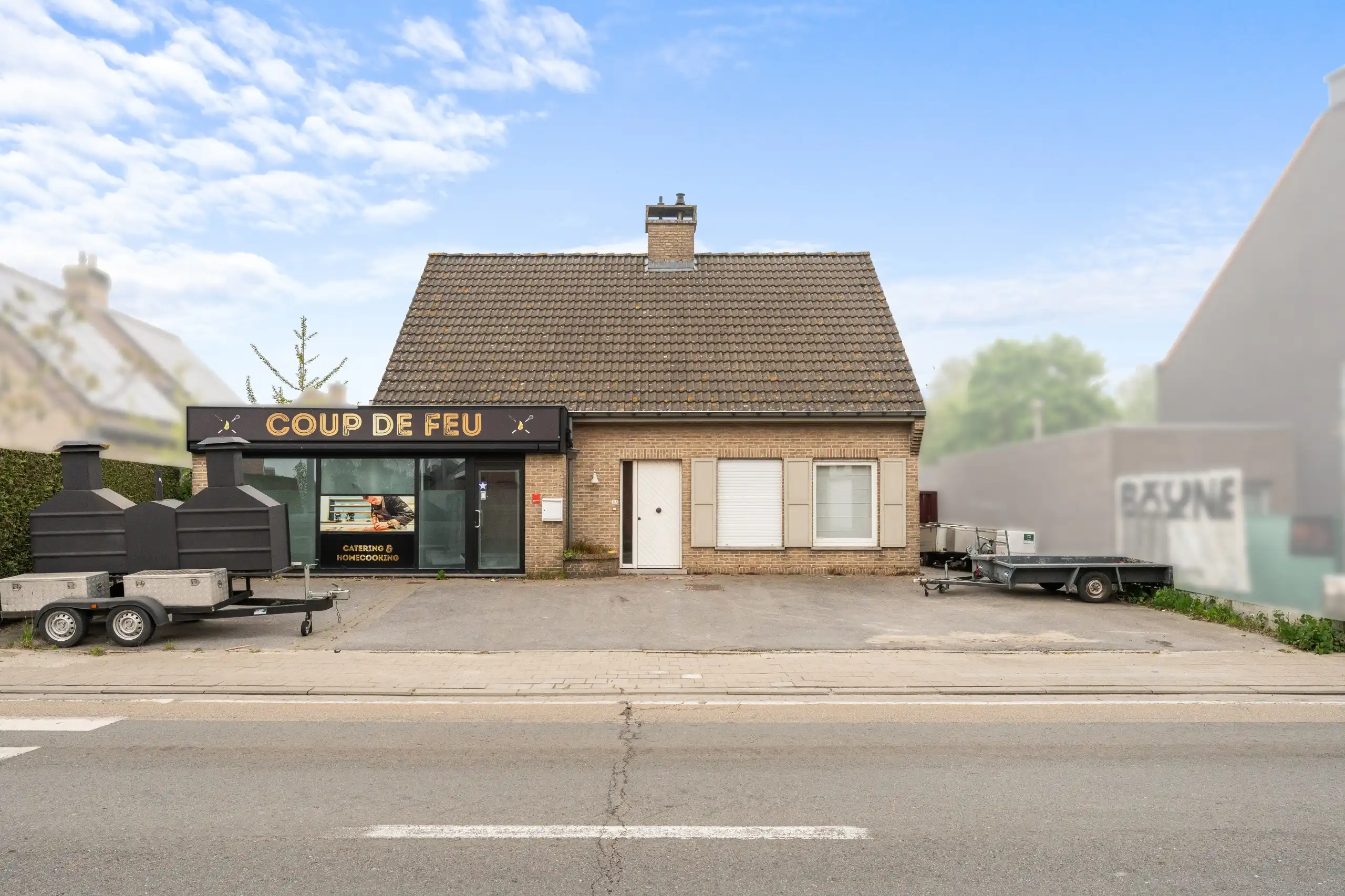 Centraal gelegen handelspand met parking, woonst, garages en veel potentieel foto 2