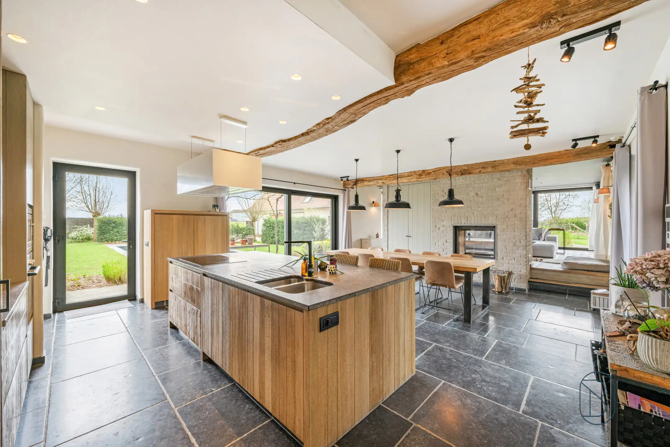 Unieke kans: prachtige woonst met zwembad + bedrijfsgebouw foto 13