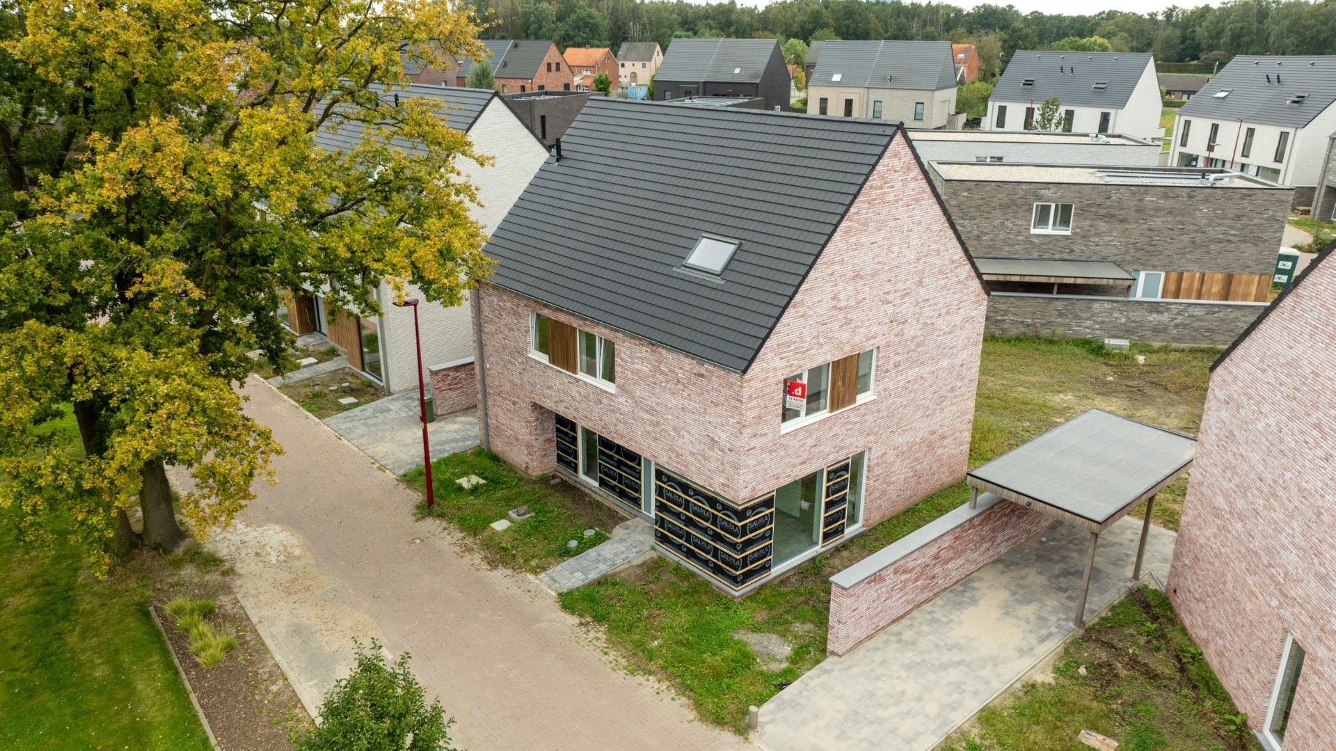 Ruime open bebouwing met 3 slpk's & zon gerichte tuin				 foto 2
