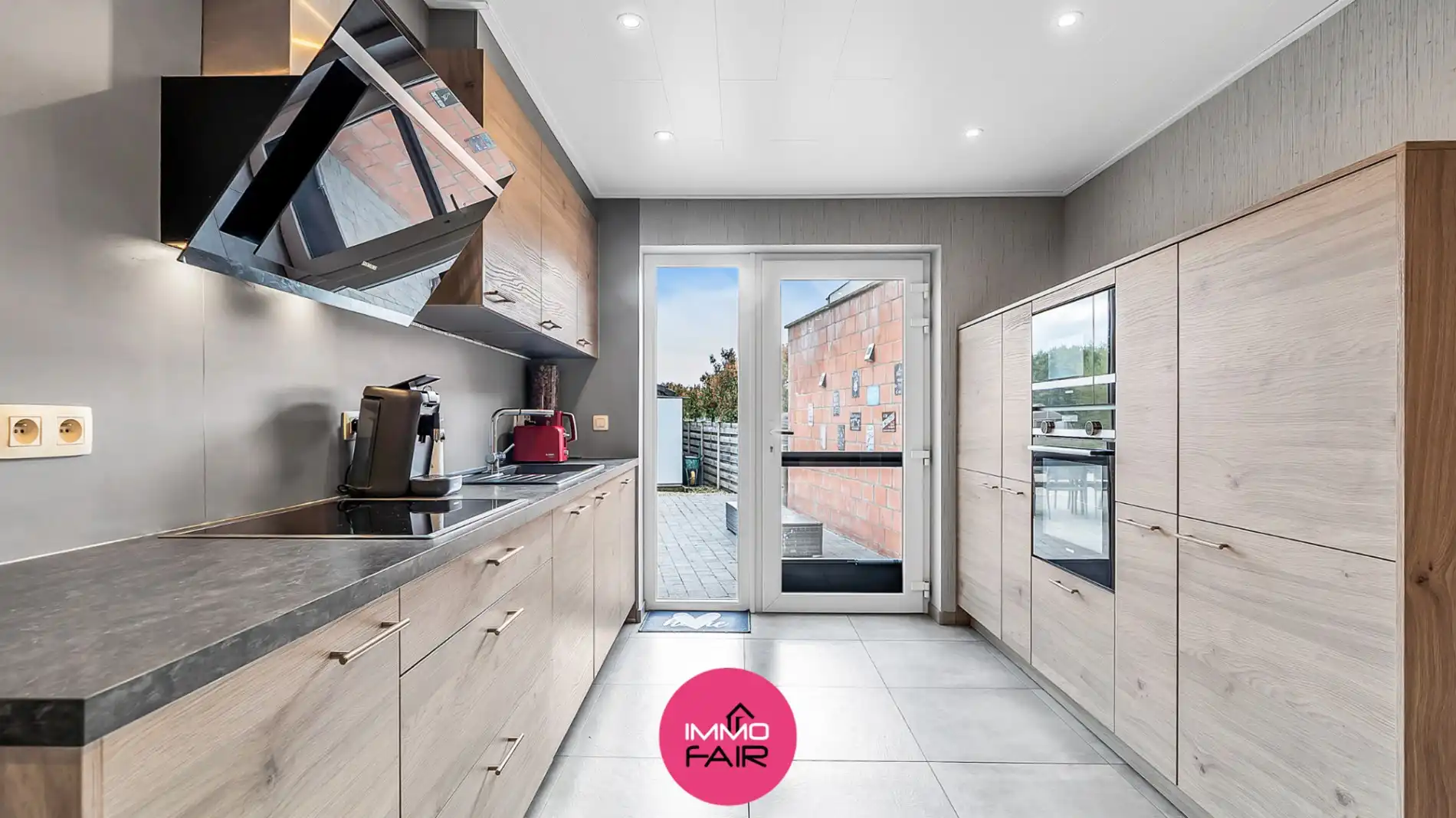 Knusse, betaalbare woning met dubbele garage in het geliefde Leut! foto 3