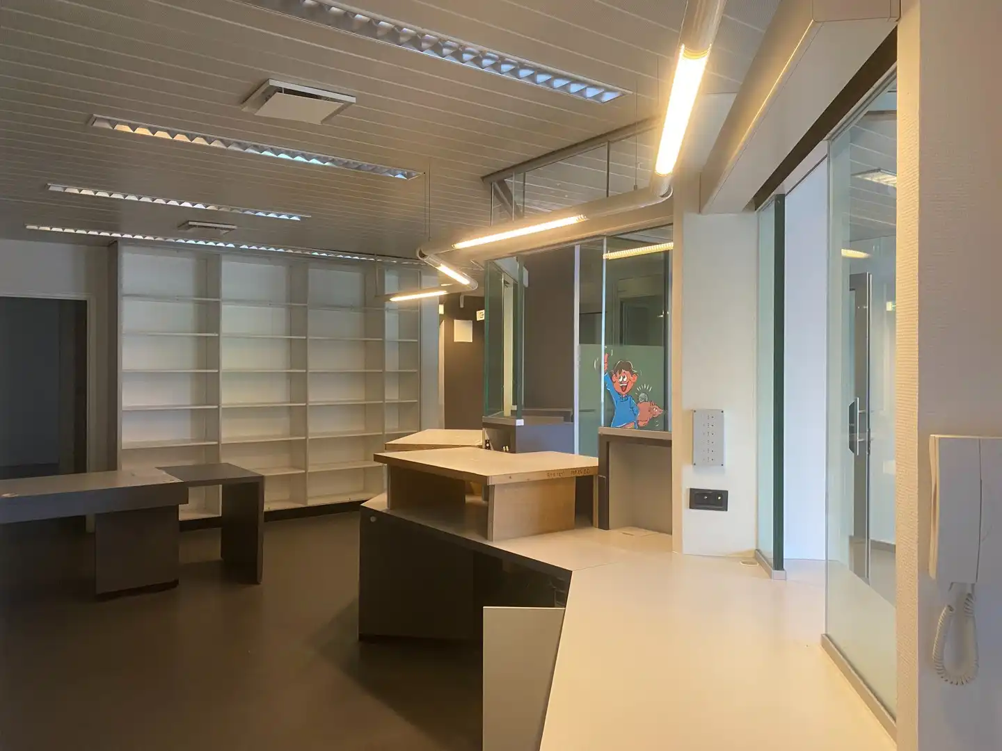 Handelshuis met uitzonderlijk veel ruimte voor kantoor, praktijk of commerciële activiteiten en een ruime bovenliggende woonst in Adegem-dorp foto 4