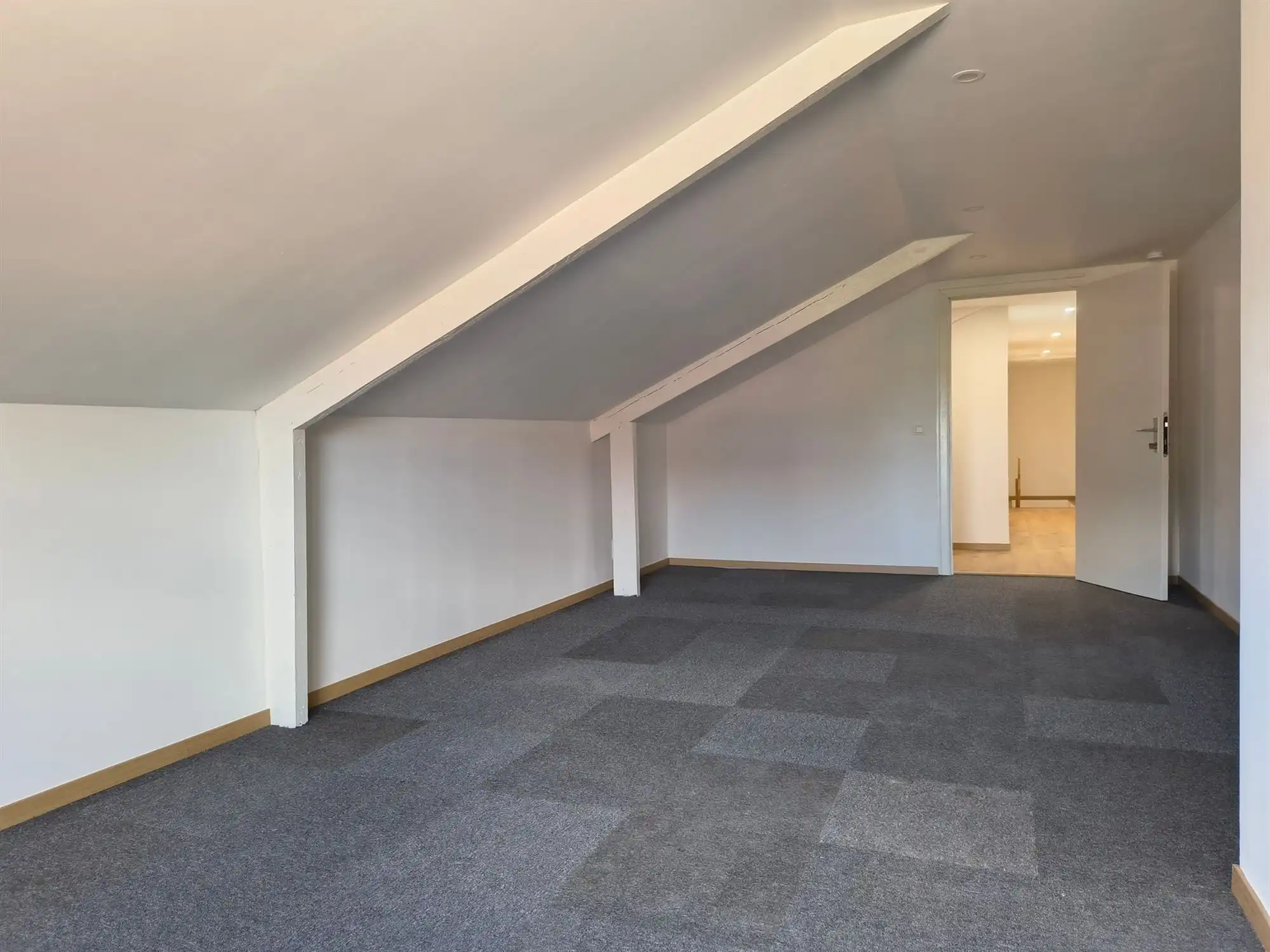 woonhuis -totaal gerenoveerd- met 2 slaapkamers, oprit en garage foto 16