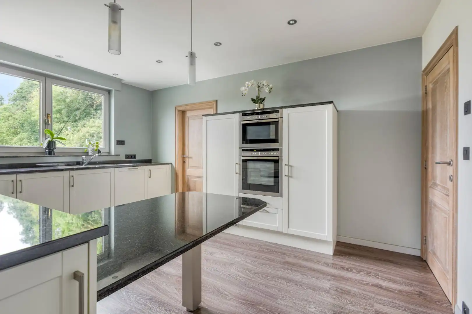 Instapklare woning met prachtig aangelegde tuin foto 12