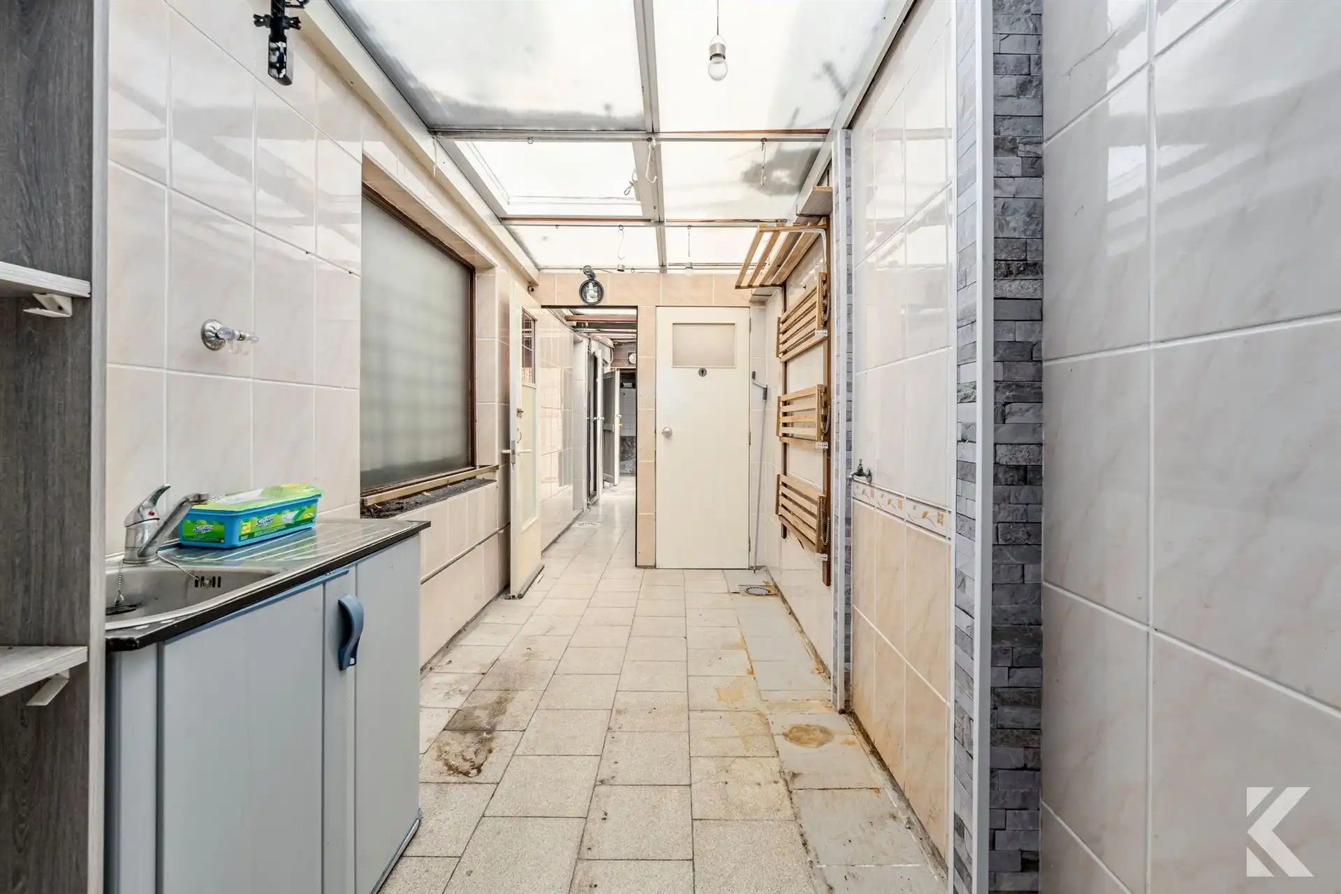Te renoveren woning met veel potentieel en ruime zolder foto 5