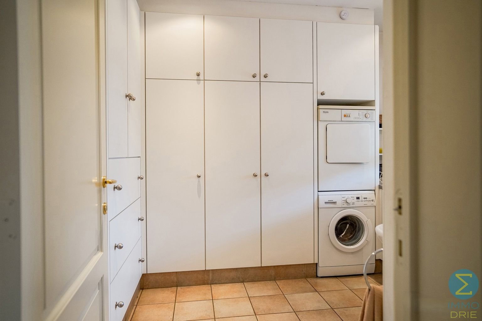 Exclusieve villa met bijgebouwen op 6.660m² grond foto 13