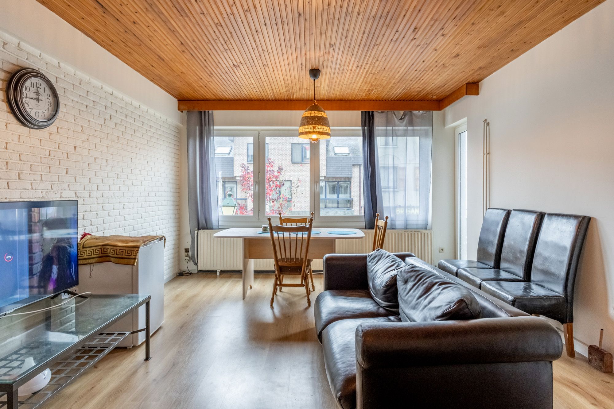 IDEALIS VASTGOED - CENTRAAL GELEGEN 2-SLPKMR APPARTEMENT IN HET CENTRUM VAN LEOPOLDSBURG! – Correct onderhouden appartement op de eerste verdieping (+-88m²) met een aangename leefruimte, aparte keuken, 2 slaapkamers, badkamer en apart toilet. Het appartement beschikt tevens over een lift en een privatieve kelder. Geschikt voor zij die zoeken naar betaalbaar wonen in het centrum van Leopoldsburg. foto 3